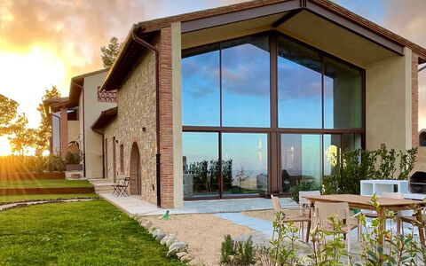 Pendolino Spereto Apartment With Pool, Montaione: Nube, Cielo, Pianta, Proprietà, Costruzione, Finestra, Shade, Legna, Lotto, Tavolo
