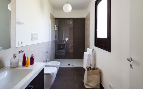 Casa Cortese - Noto, Sicilia: Proprietà, Lavello, Rubinetto, Idraulico Fixture, Costruzione, Legna, Specchio, Mobiletto Del Bagno, Bagno, Pavimento