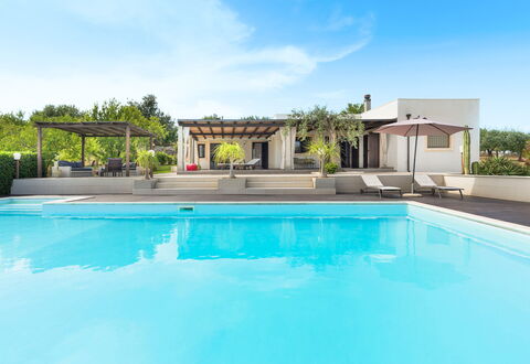 Casa Cortese - Noto, Sicilia: Acqua, Cielo, Pianta, Proprietà, Nube, Piscina, Azzurro, Albero, Tempo Libero, Shade