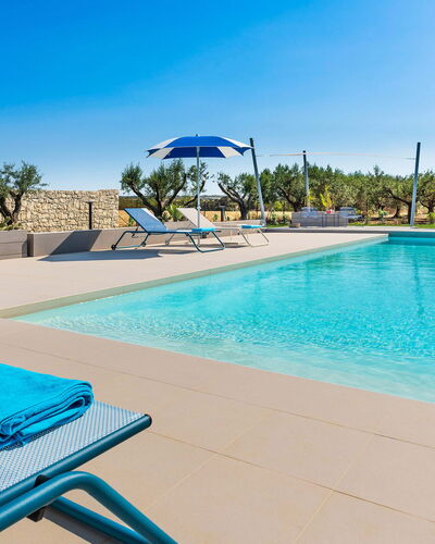 Casa Colori - Noto, Sicilia: Acqua, Cielo, Proprietà, Blu, Piscina, Pianta, Azzurro, Mobili Da Esterno, Albero, Lettino