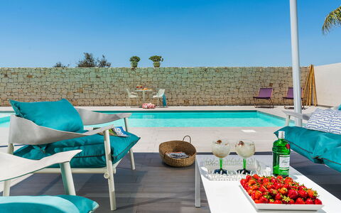 Villa Le Palme - Noto, Sicilia: Proprietà, Mobilia, Pianta, Cielo, Acqua, Blu, Azzurro, Piscina, Tavolo, Mobili Da Esterno