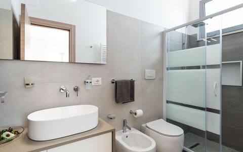 Villa Le Palme - Noto, Sicilia: Specchio, Rubinetto, Idraulico Fixture, Lavandino Del Bagno, Lavello, Mobiletto Del Bagno, Bagno, Costruzione, Interior Design, Viola
