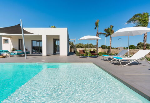 Villa Le Palme - Noto, Sicilia: Acqua, Cielo, Proprietà, Pianta, Piscina, Azzurro, Blu, Costruzione, Mobili Da Esterno, Shade