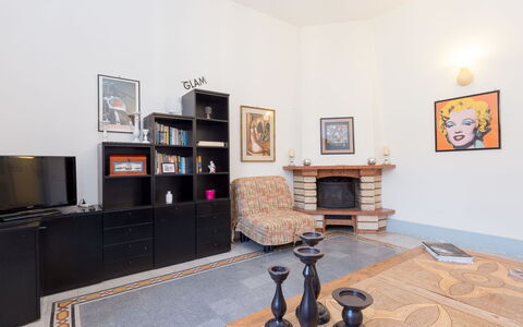 Angelico: Cornice, Proprietà, Legna, Interior Design, Pavimentazione, Pavimento, Soggiorno, Latifoglie, Pavimento Laminato, Libreria