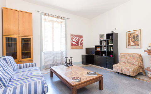 Angelico: Tavolo, Mobilia, Proprietà, Cornice, Legna, Divano, Interior Design, Finestra, Pavimento, Pavimentazione