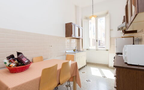 Angelico: Mobilia, Tavolo, Legna, Finestra, Cabinetry, Costruzione, Pavimentazione, Cucina, Pavimento, Sedia