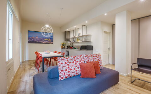 Lucy Florence Charming Modern Apartment Near Piazz: Mobilia, Proprietà, Tavolo, Finestra, Costruzione, Interior Design, Pavimentazione, Legna, Pavimento, Comfort