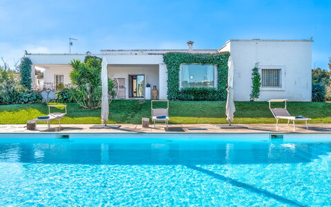 Masseriola Di Puglia: Acqua, Cielo, Pianta, Proprietà, Piscina, Blu, Finestra, Verde, Azzurro, Nube