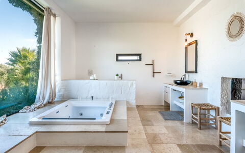 Masseriola Di Puglia: Vasca Da Bagno, Mobilia, Azzurro, Rubinetto, Idraulico Fixture, Cabinetry, Pianta, Legna, Interior Design, Bagno