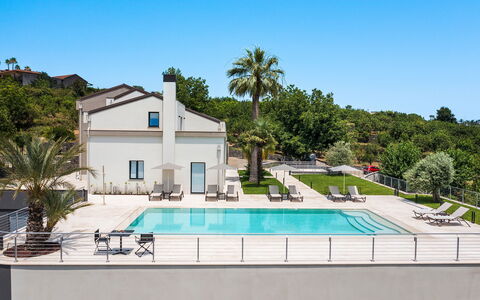 Villa Decoro - Mascali, Sicilia: Cielo, Acqua, Pianta, Proprietà, Costruzione, Piscina, Azzurro, Albero, Casa, Rettangolo