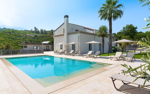 Villa Decoro - Mascali, Sicilia: Acqua, Cielo, Proprietà, Costruzione, Pianta, Piscina, Azzurro, Albero, Shade, Mobili Da Esterno
