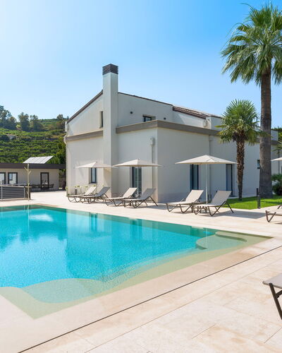 Villa Decoro - Mascali, Sicilia: Acqua, Cielo, Proprietà, Costruzione, Pianta, Piscina, Azzurro, Albero, Shade, Mobili Da Esterno