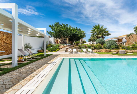 Casa Ocra - Misiliscemi, Sicilia: Nube, Pianta, Costruzione, Cielo, Proprietà, Acqua, Azzurro, Piscina, Albero, Shade