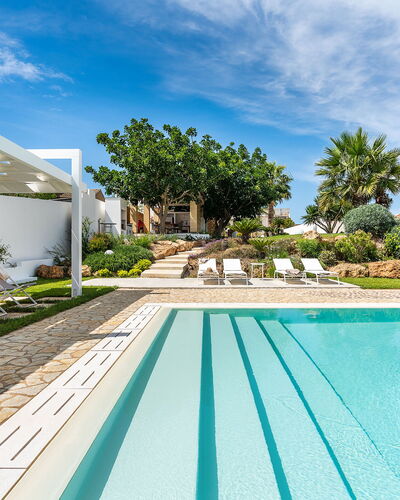 Casa Ocra - Misiliscemi, Sicilia: Nube, Pianta, Costruzione, Cielo, Proprietà, Acqua, Azzurro, Piscina, Albero, Shade
