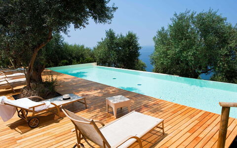 Pietramare - Castellabate, Campania: Mobilia, Tavolo, Proprietà, Costruzione, Cielo, Piscina, Albero, Shade, Sedia, Mobili Da Esterno