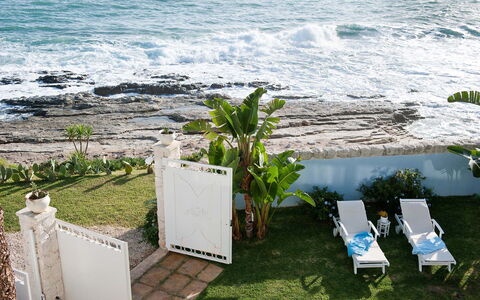 Villa Amena - Siracusa, Sicilia: Acqua, Pianta, Proprietà, Natura, Azzurro, Legna, Vegetazione, Mobili Da Esterno, Spiaggia, Paesaggio