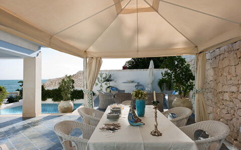 Villa Amena - Siracusa, Sicilia: Tavolo, Mobilia, Pianta, Proprietà, Sedia, Azzurro, Shade, Interior Design, Architettura, Mobili Da Esterno