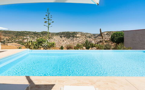 Casa Masseria - Scicli, Sicilia: Acqua, Cielo, Pianta, Proprietà, Giorno, Piscina, Luce, Rettangolo, Blu, Azzurro