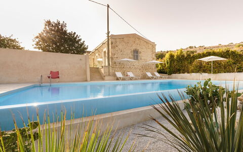 Casa Masseria - Scicli, Sicilia: Cielo, Pianta, Acqua, Proprietà, Costruzione, Albero, Piscina, Erba, Tempo Libero, Paesaggio Naturale