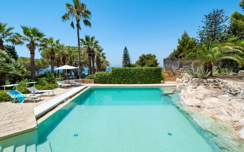Villa Diamante - Siracusa, Sicilia: Acqua, Pianta, Cielo, Proprietà, Piscina, Albero, Azzurro, Costruzione, Tempo Libero, Arecales