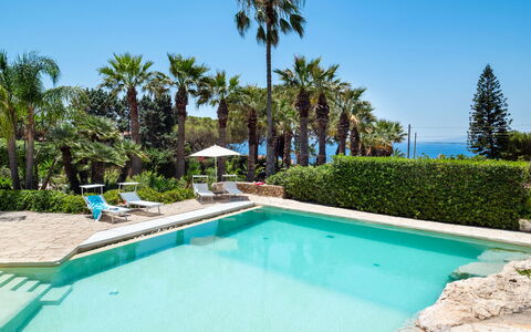 Villa Diamante - Siracusa, Sicilia: Acqua, Pianta, Proprietà, Piscina, Cielo, Azzurro, Albero, Costruzione, Arecales, Tempo Libero