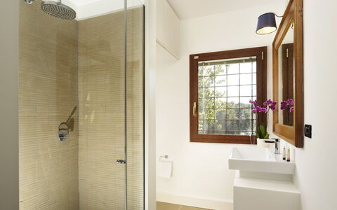 Torre Delle Cornacchie: Proprietà, Idraulico Fixture, Costruzione, Bagno, Pianta, Finestra, Interior Design, Legna, Architettura