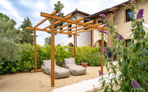 Nocellara Spereto Apartment With Pool, Montaione: Legna, Giardino, Shade, Struttura Esterna, Backyard, Landscaping, Mobili Da Esterno, Pergola, Color Legno