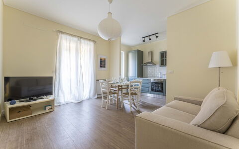 Spacious Apartment In Sori With Large Terrace - So: Mobilia, Tavolo, Comfort, Azzurro, Divano, Legna, Costruzione, Shade, Casa, Lampada