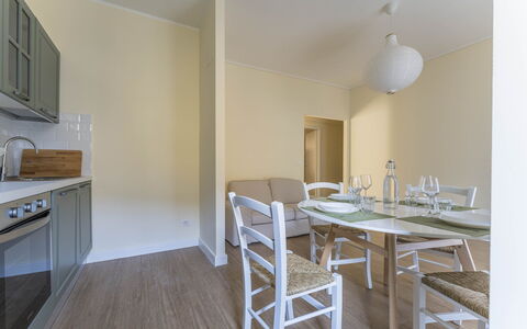 Spacious Apartment In Sori With Large Terrace - So: Proprietà, Mobilia, Tavolo, Legna, Sedia, Costruzione, Illuminazione, Interior Design, Pavimentazione, Pavimento
