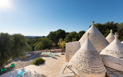 Trulli Di Grieco: Cielo, Pianta, Albero, Casa, Woody Impianto, Paesaggio, Tempo Libero, Arte, Le Scale