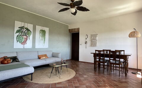 Casa 'il Nocciolo': Tavolo, Mobilia, Proprietà, Cornice, Divano, Interior Design, Illuminazione, Legna, Pavimentazione, Ventilatore