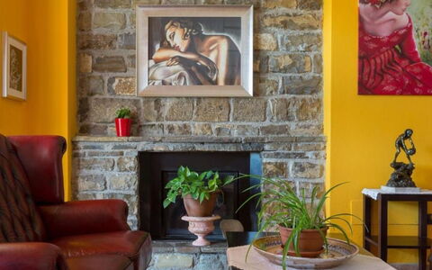 Villa Trivigno: Pianta, Cornice, Proprietà, Mobilia, Vaso Di Fiori, Tavolo, Pianta Della Casa, Interior Design, Costruzione, Giallo