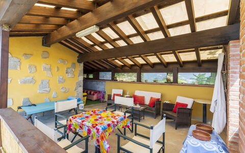La Casa Di Elda, Holiday Home With Pool, Uzzano, T: Tavolo, Proprietà, Mobilia, Sedia, Finestra, Illuminazione, Interior Design, Legna, Architettura, Costruzione