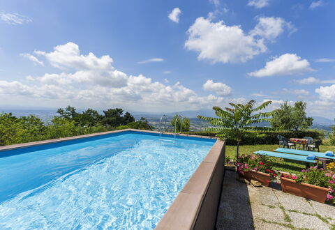 La Casa Di Elda, Holiday Home With Pool, Uzzano, T: Nube, Cielo, Pianta, Acqua, Piscina, Albero, Mobili Da Esterno, Shade, Rettangolo, Erba
