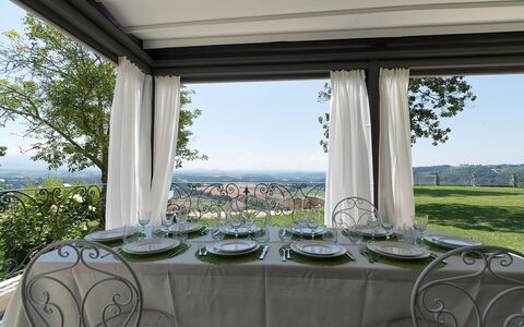 Luxury Villa Con Spa e Panorama a 40 Min Da Roma: Costruzione, Cielo, Pianta, Giorno, Proprietà, Tavolo, Tavola, Shade, Tessile, Sedia