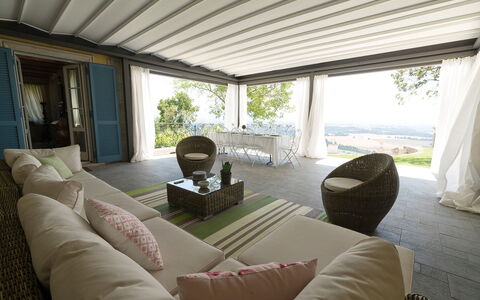 Luxury Villa Con Spa e Panorama a 40 Min Da Roma: Pianta, Costruzione, Proprietà, Mobilia, Comfort, Interior Design, Shade, Divano, Architettura, Albero
