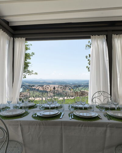 Luxury Villa Con Spa e Panorama a 40 Min Da Roma: Costruzione, Cielo, Pianta, Giorno, Proprietà, Tavolo, Tavola, Shade, Tessile, Sedia