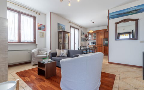 Casale Al Mare: Cornice, Mobilia, Proprietà, Finestra, Legna, Illuminazione, Interior Design, Soggiorno, Pavimento, Pavimentazione