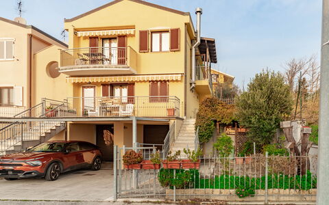 Casale Al Mare: Pianta, Cielo, Costruzione, Ruota, Finestra, Proprietà, Auto, Veicolo, Porta