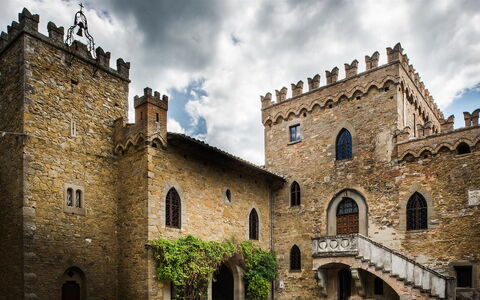 Palazzo Trasimeno: Nube, Cielo, Costruzione, Pianta, Finestra, Casa, Facciata, Città, Albero, Arco