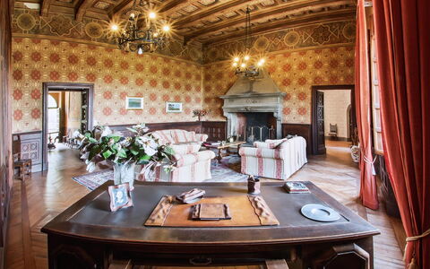 Palazzo Trasimeno: Tavolo, Proprietà, Mobilia, Decorazione, Pianta, Sedia, Interior Design, Pavimento, Fiore, Tenda