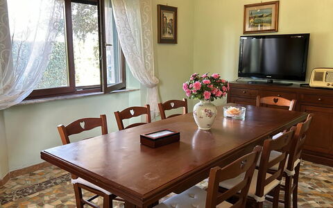 Franco House With Pool: Mobilia, Interior Design, Tavolo, Legna, Pavimentazione, Cucina & Sala Da Pranzo Tavolo, Sala Da Pranzo, Camera, Pavimento, Sedia