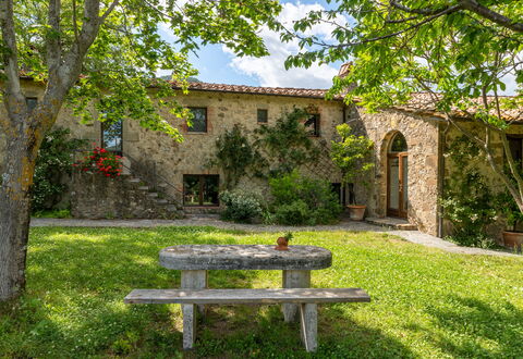 Villa Amiata: Pianta, Costruzione, Cielo, Paesaggio Naturale, Albero, Finestra, Vegetazione, Architettura, Lotto, Erba