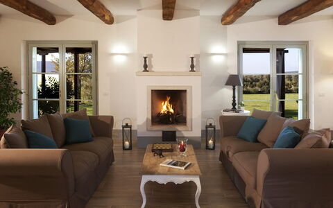Villa Sant'andrea: Mobilia, Proprietà, Divano, Soggiorno, Tavolo, Illuminazione, Interior Design, Legna, Pavimento, Comfort