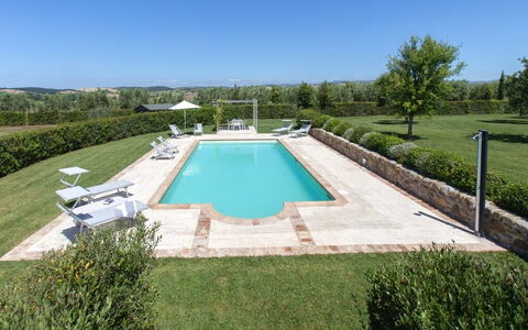 Villa Sant'andrea: Cielo, Pianta, Acqua, Piscina, Costruzione, Shade, Architettura, Albero, Zona Residenziale, Erba