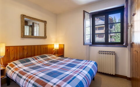 Masserini View Apartment: Parete, Legna, Camera Da Letto, Letto, Lenzuolo, Interior Design, Bedding, Mobilia, Pavimento, Telaio Del Letto