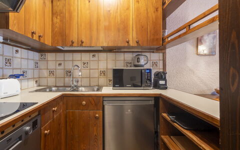 Masserini View Apartment: Legna, Controsoffitto, Pavimentazione, Cucina, Apparecchio Major, Cabinetry, Interior Design, Pavimento, Elettrodomestico Da Cucina, Soffitto