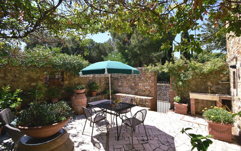Podere Le Muricce: Pianta, Tavolo, Vaso Di Fiori, Costruzione, Sedia, Mobili Da Esterno, Albero, Shade, Tavolo Esterno, Tempo Libero
