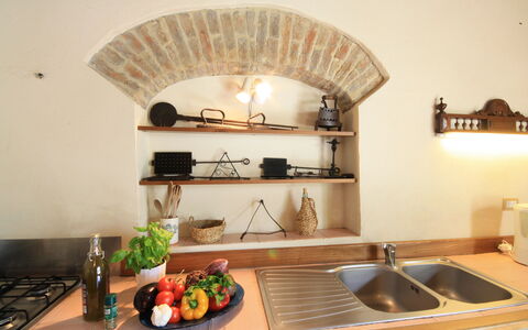 Podere Le Muricce: Lavandino Della Cucina, Proprietà, Lavello, Controsoffitto, Rubinetto, Cabinetry, Cucina, Cucina Stufa, Legna, Interior Design