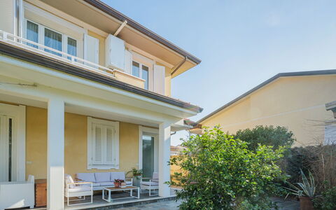 La Casa dei Limoni di Valeria: Pianta, Cielo, Finestra, Costruzione, Shade, Casa, Zona Residenziale, Quartiere, Villetta, Portico
